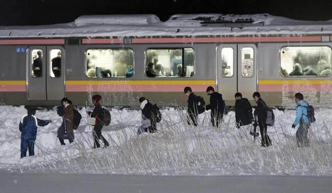 Heavy snow strands 430 people overnight on train in Japan | iNFOnews.ca