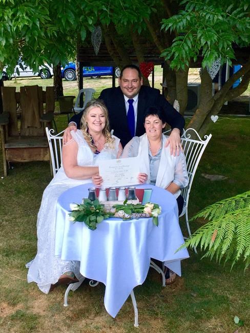 Gays marry in midnight wedding ceremonies across Australia | iNFOnews.ca
