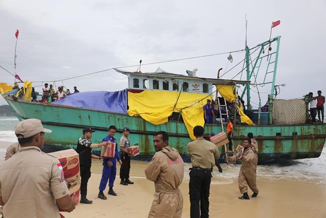 Indonesia lets migrants ashore after week on stranded boat | iNFOnews.ca