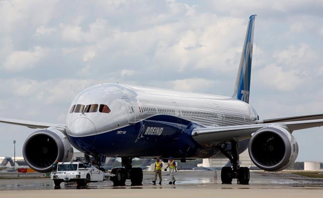 Singapore carrier grounds 2 Boeing 787-10 jets after checks | iNFOnews.ca CP349994645