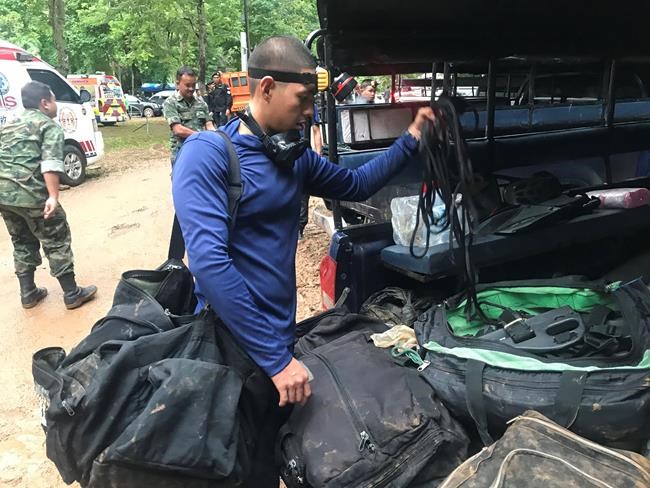 Divers re-enter Thai cave to search for 13 cut off by floods | iNFOnews.ca