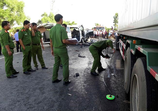 Van carrying wedding party crashes in Vietnam, killing 13 | iNFOnews.ca Van carrying wedding party crashes in Vietnam, killing 13 | iNFOnews.ca