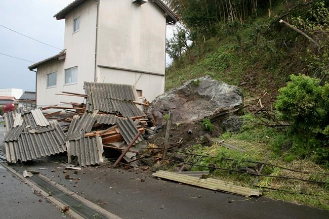 Strong quake cracks streets in western Japan, injuring 5 | iNFOnews.ca