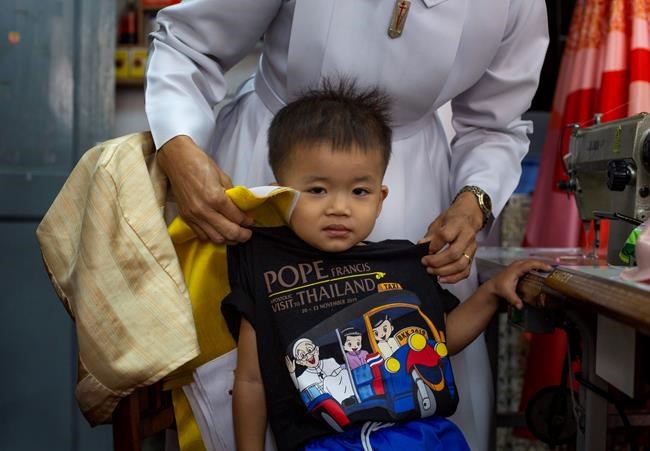 Bespoke silk robes await Pope Francis on Thailand visit | iNFOnews.ca CP2049953714