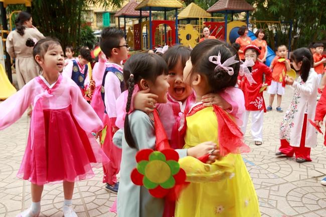 Hanoi Postcard: Children hope to give Kim comradely welcome | iNFOnews.ca Hanoi Postcard: Children hope to give Kim comradely welcome | iNFOnews.ca