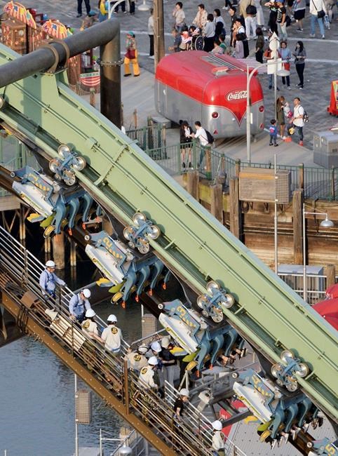 Universal Studios Japan coaster stalls with riders hanging | iNFOnews.ca Universal Studios Japan coaster stalls with riders hanging | iNFOnews.ca