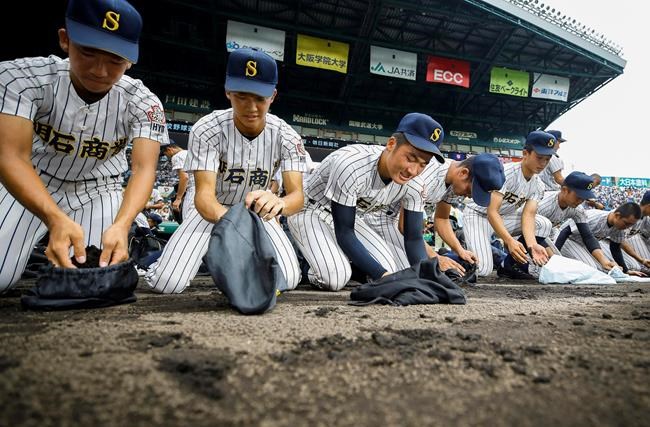 Young baseball players get memento filled with stadium dirt | iNFOnews.ca Young baseball players get memento filled with stadium dirt | iNFOnews.ca