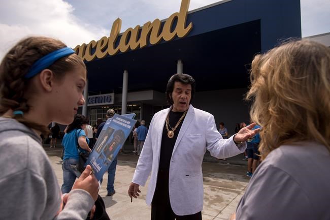 $28.75 charge to visit Elvis' grave during vigil upsets fans | iNFOnews.ca