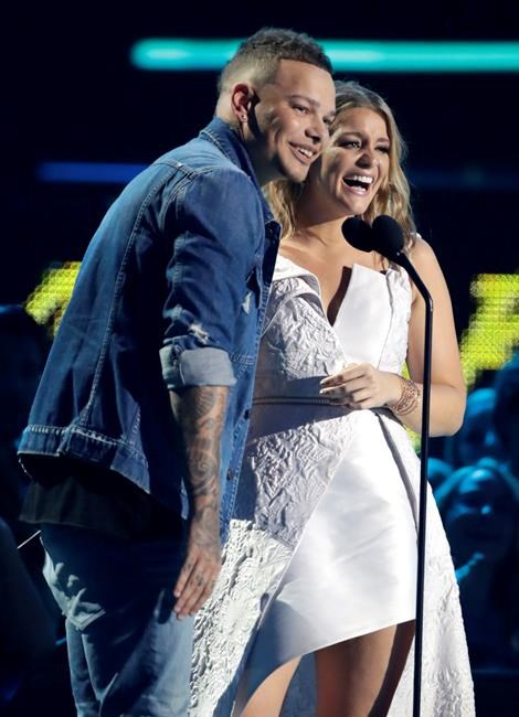 Underwood makes history again, Shelton wins top CMT Award | iNFOnews.ca Underwood makes history again, Shelton wins top CMT Award | iNFOnews.ca