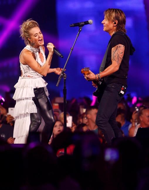 Keith Urban wins big at CMT Awards, Underwood makes history | iNFOnews.ca Keith Urban wins big at CMT Awards, Underwood makes history | iNFOnews.ca