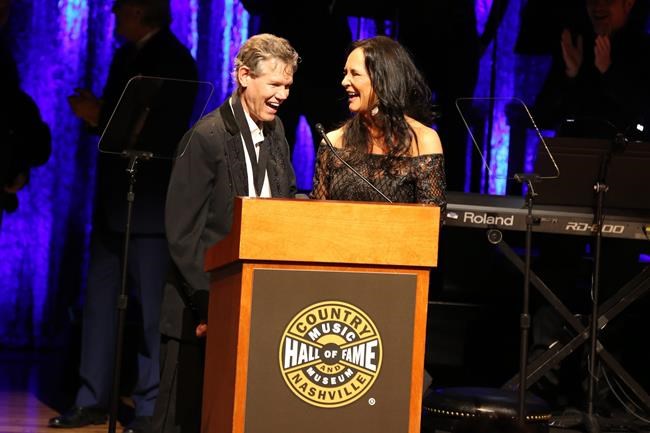 Randy Travis stuns crowd, sings at Hall of Fame induction | iNFOnews.ca