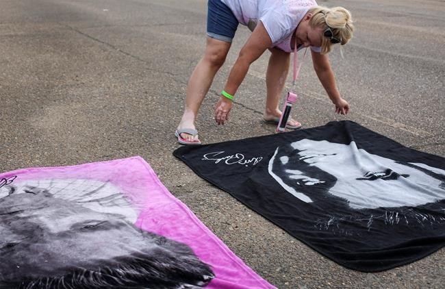 Fans walk silently, solemnly past Elvis' grave during vigil | iNFOnews.ca