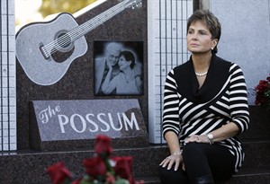 Monument honouring George Jones unveiled at Nashville cemetery | iNFOnews.ca CP26005857