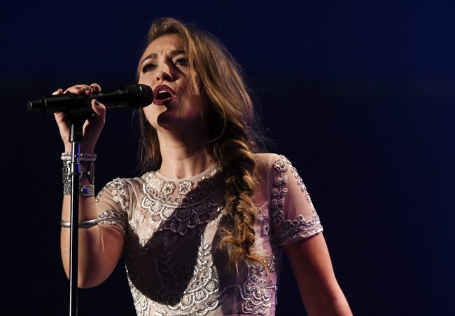 Rapper Lecrae takes artist of the year, newcomer Lauren Daigle wins 3 at Dove Awards | iNFOnews.ca CP34935654