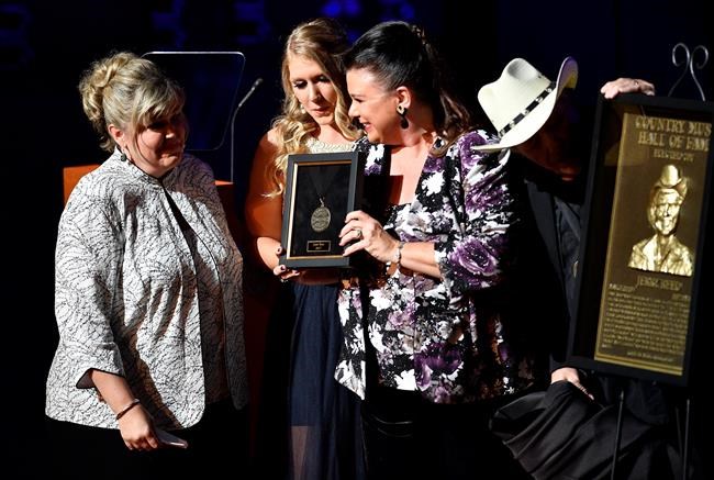 Loretta Lynn returns after stroke to honour Alan Jackson | iNFOnews.ca Loretta Lynn returns after stroke to honour Alan Jackson | iNFOnews.ca