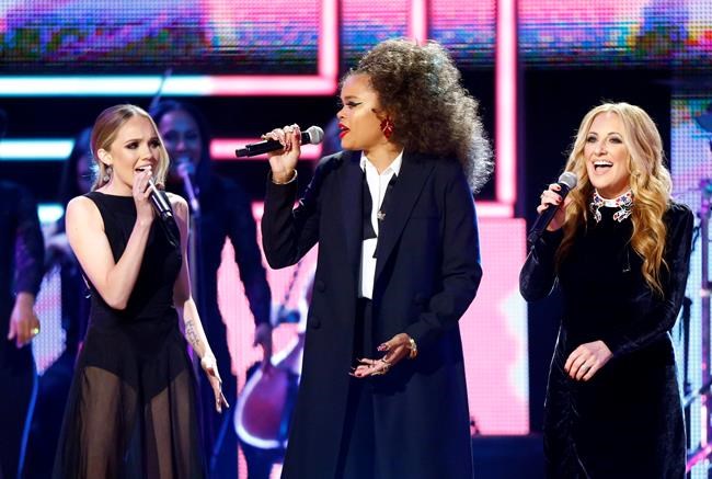 Country stars honour shooting victims at CMT Artists show | iNFOnews.ca