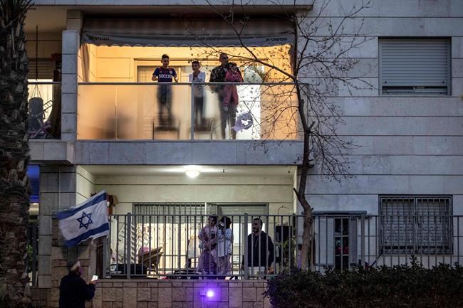 Europeans sing health workers' praises nightly from windows | iNFOnews.ca