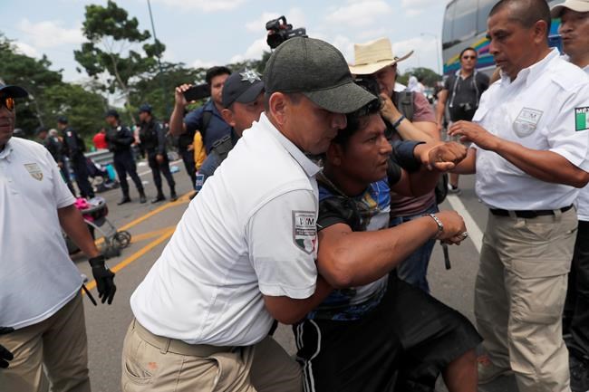 Mexico officials intercept about 1,000 migrants on highway | iNFOnews.ca