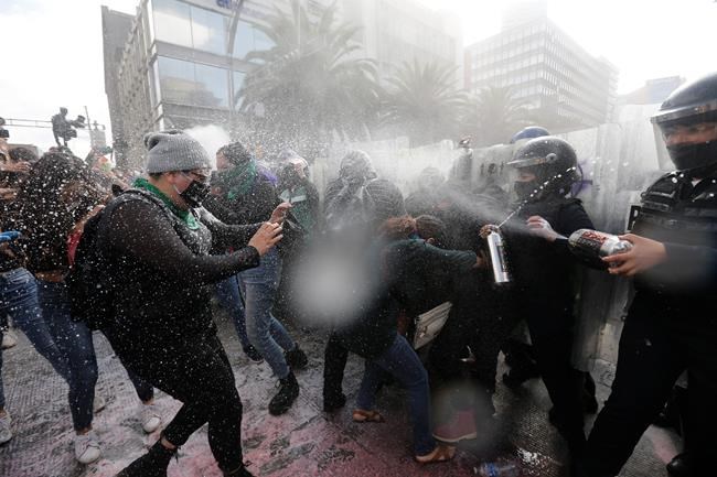 Abortion rights protesters clash with police in Mexico City | iNFOnews.ca