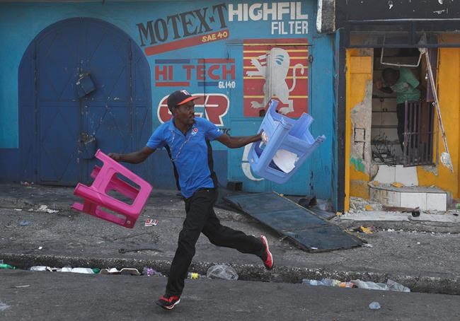 Thousands of protesters in Haiti loot stores, battle police | iNFOnews.ca Thousands of protesters in Haiti loot stores, battle police | iNFOnews.ca