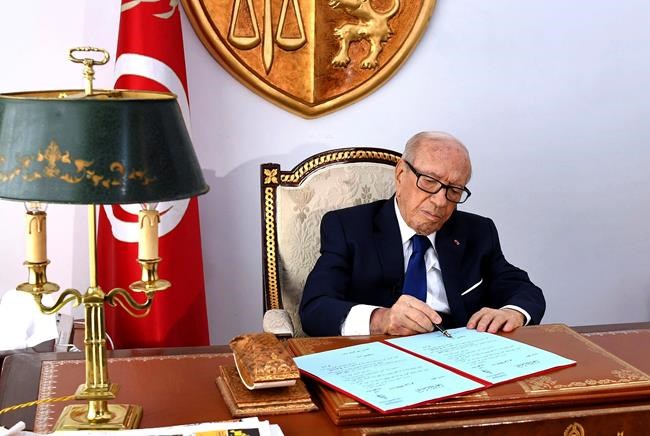 Tunisian leader appears after hospital, signing key decrees | iNFOnews.ca Tunisian leader appears after hospital, signing key decrees | iNFOnews.ca