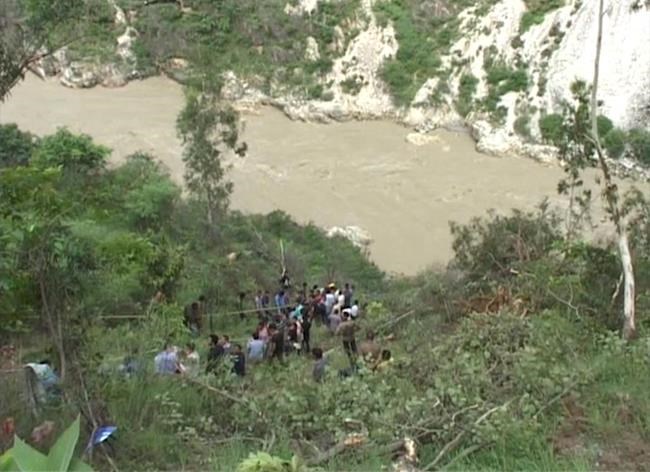 Bus falls into gorge in north Indian hill state, killing 28 | iNFOnews.ca Bus falls into gorge in north Indian hill state, killing 28 | iNFOnews.ca
