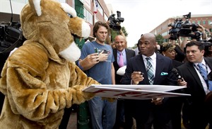 Vikings' Adrian Peterson pleads no contest to misdemeanour, avoids jail in child abuse case | iNFOnews.ca CP30565581