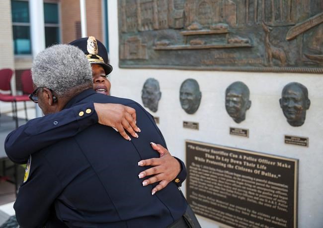 Dallas unveils memorial to police officers killed in 2016 | iNFOnews.ca