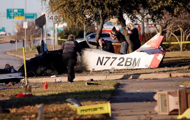 2 killed when plane crashes along Texas service road | iNFOnews.ca