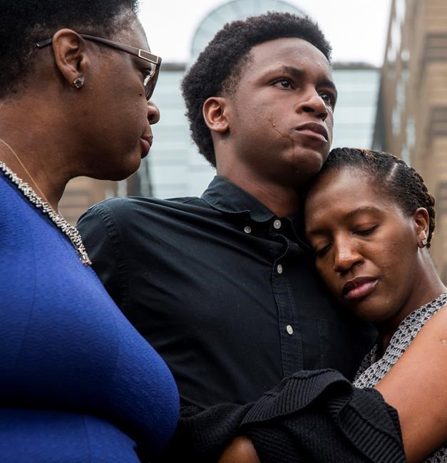 The Latest: Protesters speak out against Dallas shooting | iNFOnews.ca