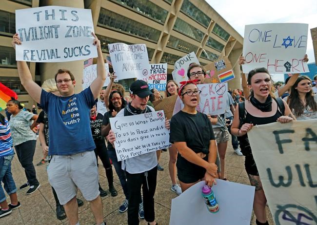 The Latest: Police push protesters out of Dallas cemetery | iNFOnews.ca