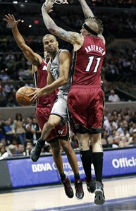 Bosh's late 3 lifts short-handed Heat past Spurs | iNFOnews.ca