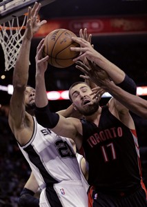 Leonard leads Spurs to sixth straight victory, 117-107 over Raptors | iNFOnews.ca