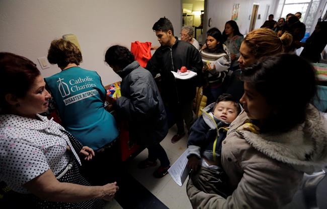 Crush of desperate migrant families seek asylum at border | iNFOnews.ca Crush of desperate migrant families seek asylum at border | iNFOnews.ca