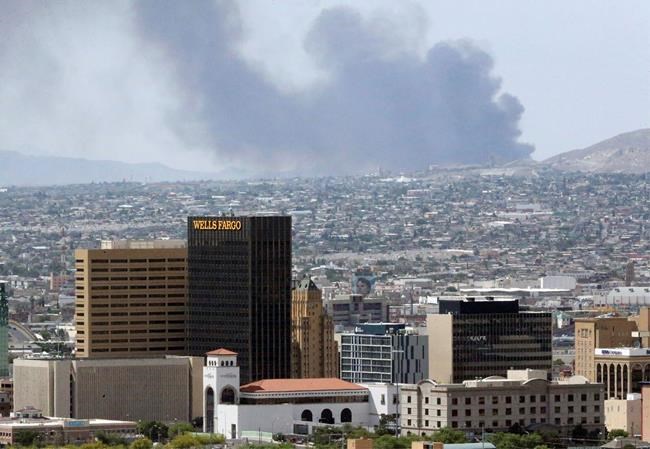 Fire sends thick smoke over Mexico's Juarez and into US | iNFOnews.ca