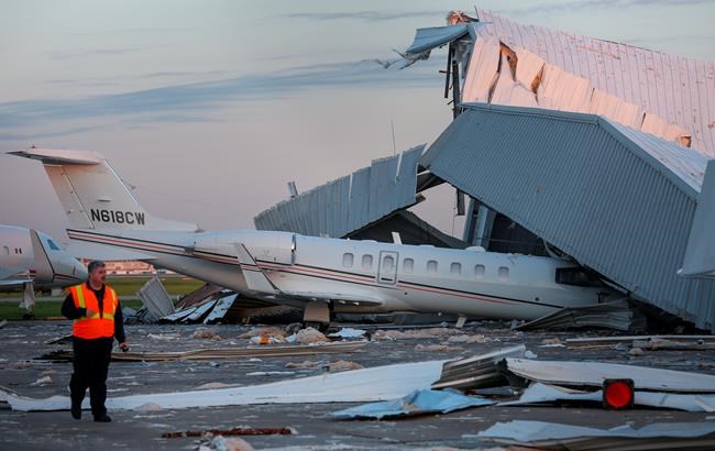 Wind gusts cause hangar collapse at Hobby Airport in Houston | iNFOnews.ca