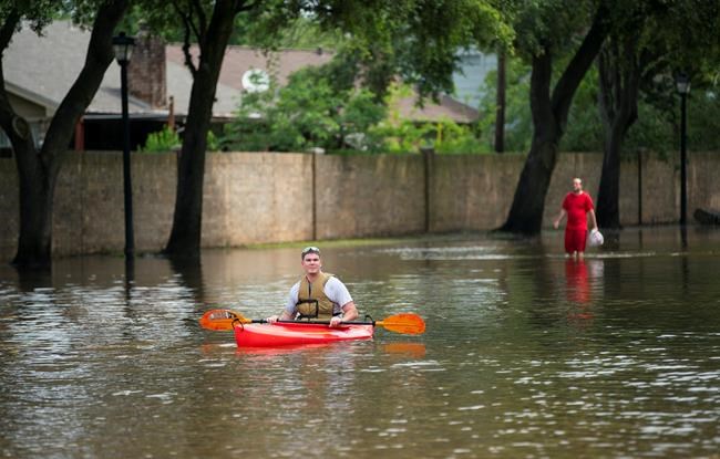 Houston streets fill up with water; man dead in Austin | iNFOnews.ca CP2043393091