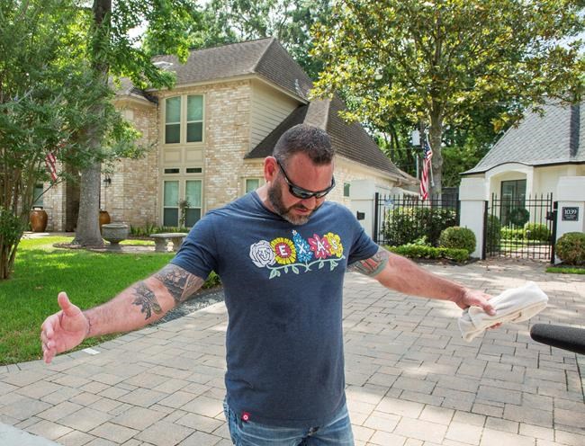 Man arrested after tiger shown in a yard of his Houston home | iNFOnews.ca CP807272527