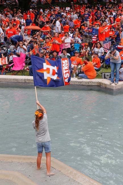 Cheering fans greet World Series champion Houston Astros | iNFOnews.ca