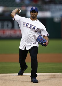 Super Bowl-winning QB Russell Wilson throws strikes too, with 1st pitch before Rangers game | iNFOnews.ca