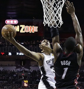 James scores 35 points, leads Heat to 98-96 victory that ties NBA Finals at 1-1 | iNFOnews.ca