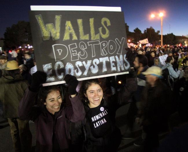In Texas, Trump backs wall while O'Rourke rallies opponents | iNFOnews.ca