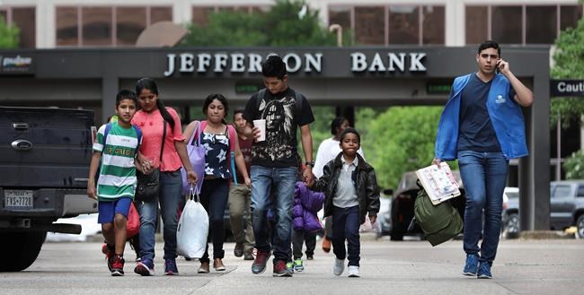 Migrant families overwhelm San Antonio bus stop, shelters | iNFOnews.ca