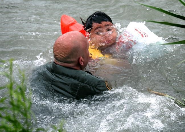 Photos capture near-drowning of migrants on US-Mexico border | iNFOnews.ca