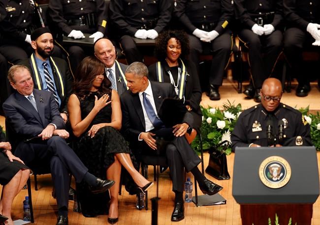 Latest: Injured officers meet with Obama during Dallas visit | iNFOnews.ca CP2073280040