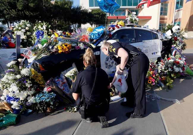 Shooting of Dallas officers spurs acts of kindness to police | iNFOnews.ca
