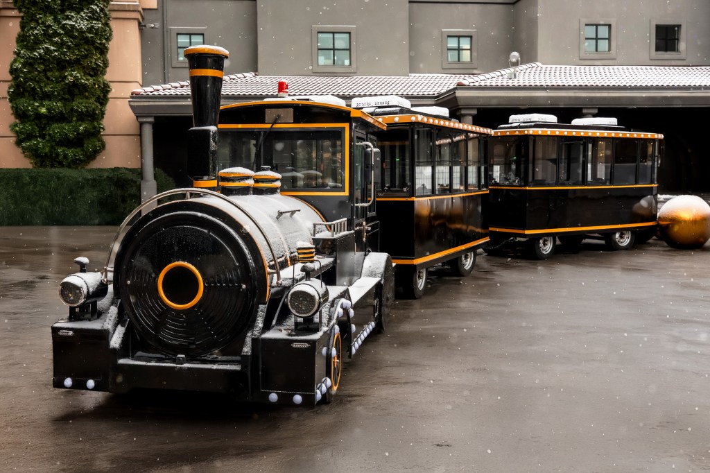 BC's first electric, trackless passenger train to tour Kelowna waterfront for holidays | iNFOnews.ca
