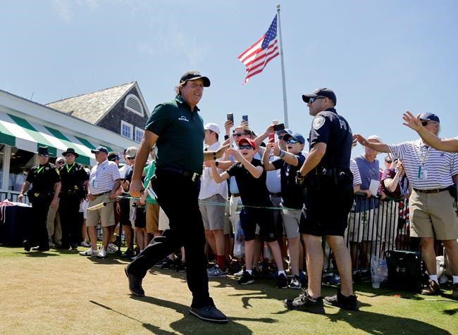 Mickelson penalized for swatting moving ball with putter | iNFOnews.ca CP1948404684