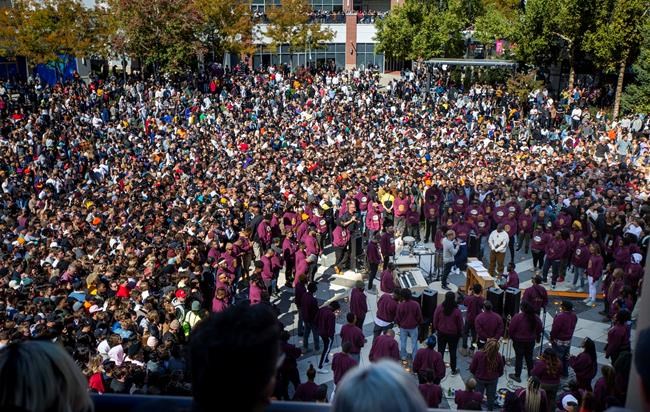Thousands show up for free Kanye West "service" in Utah | iNFOnews.ca CP25915481