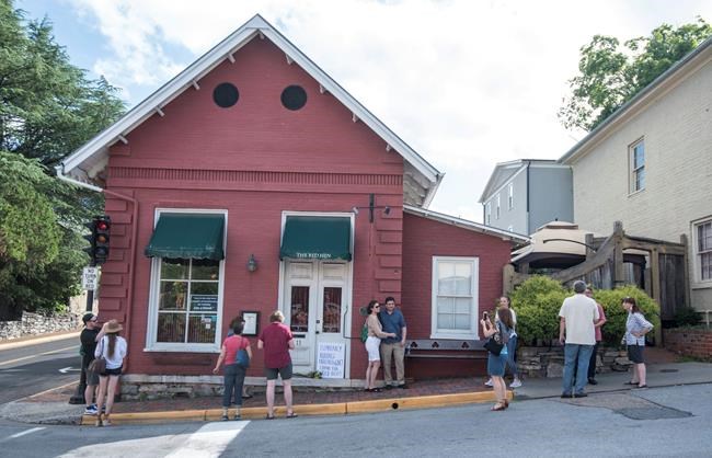 Sanders says she was told to leave Virginia restaurant | iNFOnews.ca CP843456371